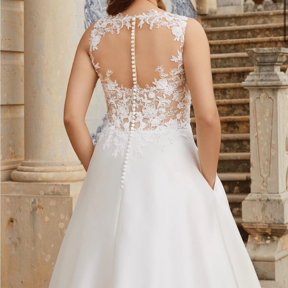 Elegant White Lace Wedding Dress
